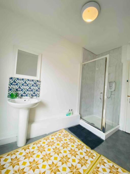 7 Bedroom House In Town Centre Near Beach - Sleeps 13 Hastings Extérieur photo