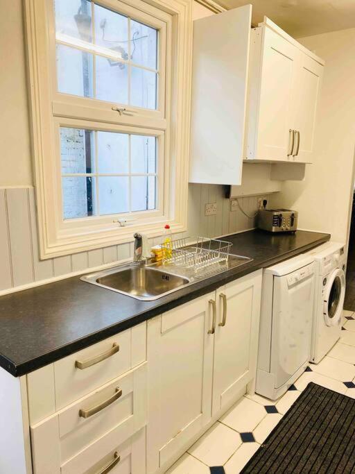 7 Bedroom House In Town Centre Near Beach - Sleeps 13 Hastings Extérieur photo