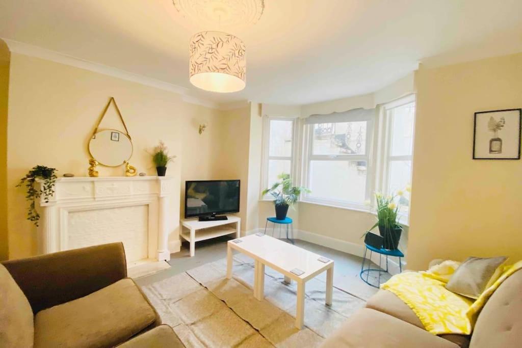 7 Bedroom House In Town Centre Near Beach - Sleeps 13 Hastings Extérieur photo