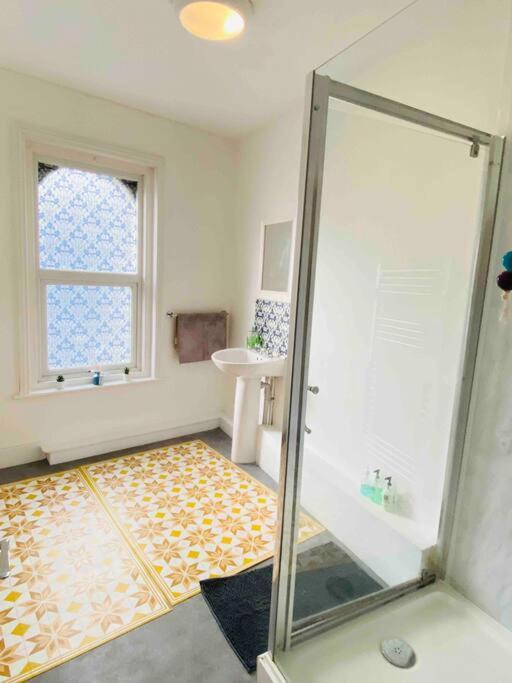 7 Bedroom House In Town Centre Near Beach - Sleeps 13 Hastings Extérieur photo